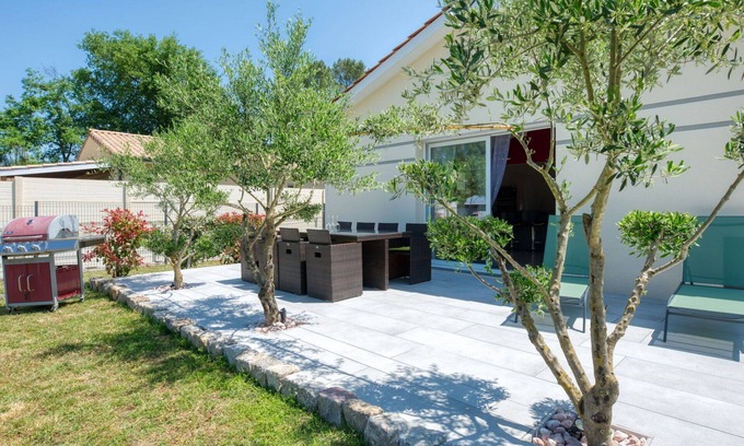 Lesparre-Medoc House | Beautiful private villa for 4 people with A/C, TV, terrace and parking