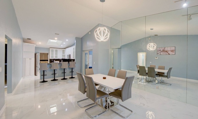 Sunrise House | Beautiful private 4-bedroom/2-bath lakeview house in Sunrise
