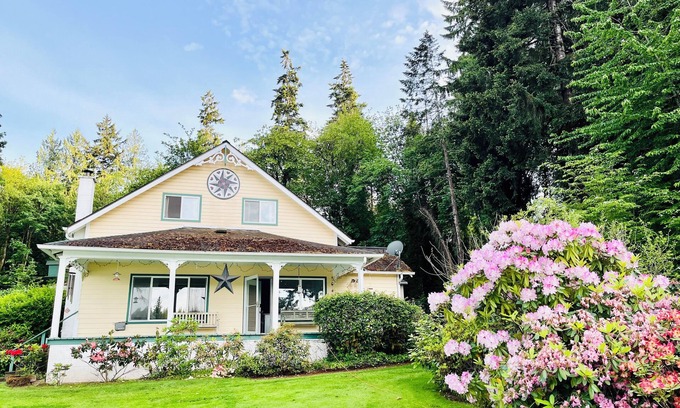 Shelton House | Beautiful Private Beach Getaway- close to Olympic National Park and Hood Canal!