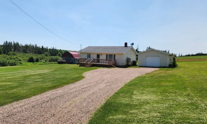 Mayfield House | Beautiful Private Country Farm Setting, Clean 6 Min 5 Km to Cavendish Area