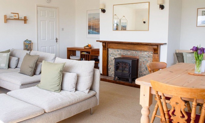 Portree House | Beautiful private villa for 4 guests with WIFI, TV, patio and parking