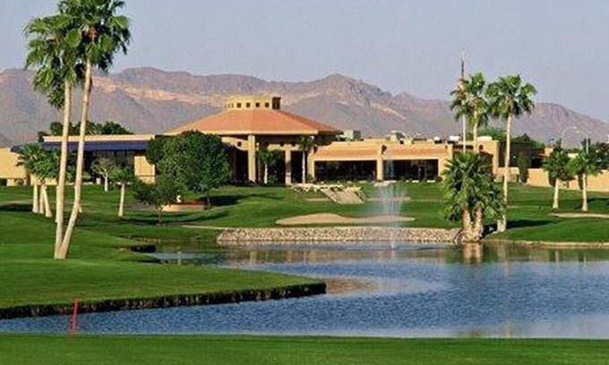 Alta Mesa House | Beautiful private golf course complex with private golfing pool and jacuzzi.