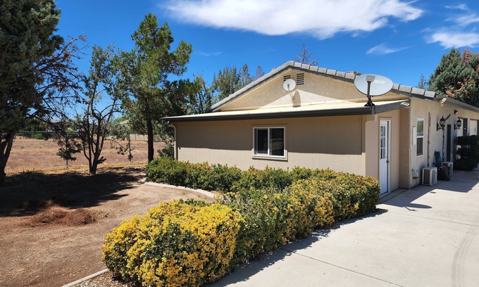 Lancaster House | Beautiful Private Guesthouse right off Freeway w/Full Kitchen