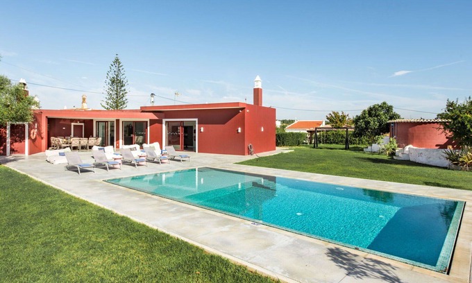 Pata de Cima Villa | Beautiful private villa for 14 people with A/C, WIFI, private pool, TV, patio and parking