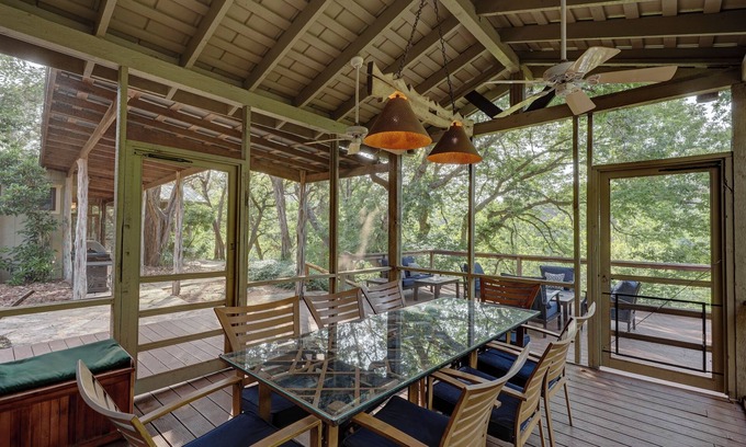 Hunt House | Beautiful & Private Riverfront, TOAD HALL ONE!