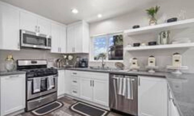 Valencia House | Beautiful, Private, 3 Bd/3-Ba Guesthouse Getaway