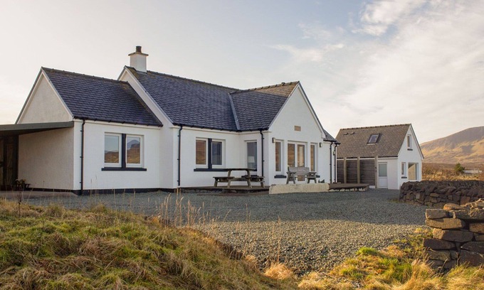 Staffin House | Beautiful private villa for 6 guests with WIFI, TV and parking