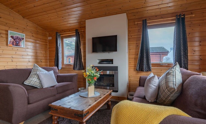 Kinross House | Beautiful private villa for 6 guests with WIFI, TV, balcony, pets allowed and parking
