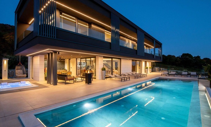 Brovinje Villa | Beautiful private villa with hot tub, A/C, private pool, WIFI, TV, terrace and panoramic view