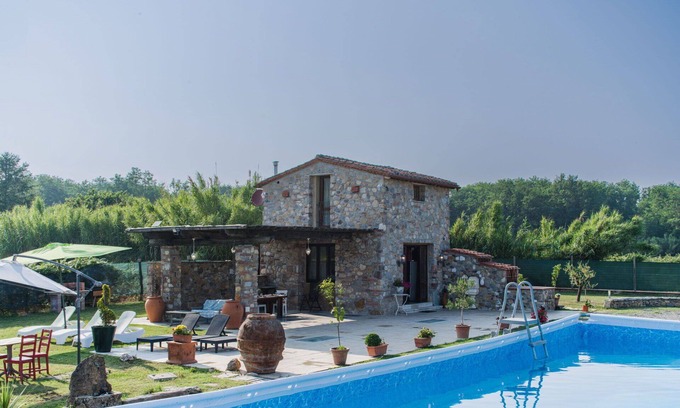 Castelvecchio House | Beautiful private villa with WIFI, hot tub, A/C, private pool, TV, terrace, pets allowed and par.