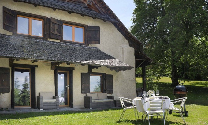 Caux House | Beautiful private villa with WIFI, TV, terrace, pets allowed, panoramic view and parking