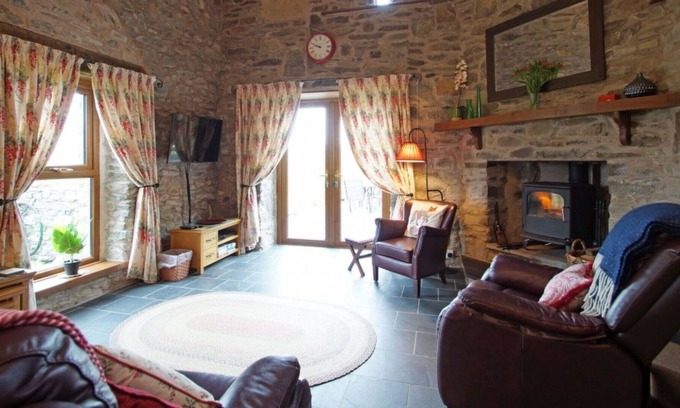Llanbrynmair House | Beautiful private villa for 5 people with WIFI, TV, patio, panoramic view and parking