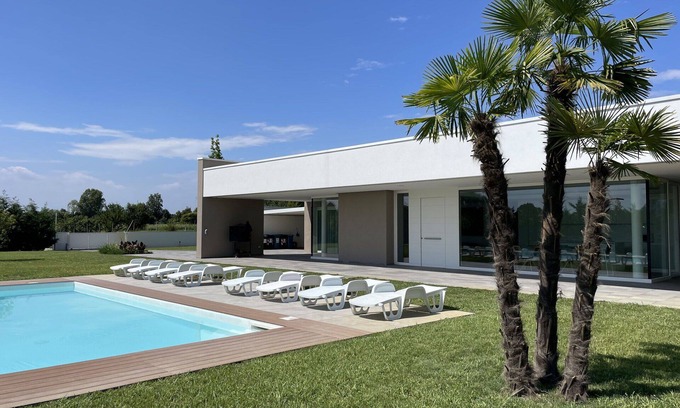 Trambacche di Veggiano Villa | Beautiful private villa with WIFI, private pool, A/C, veranda and parking, close to Padua