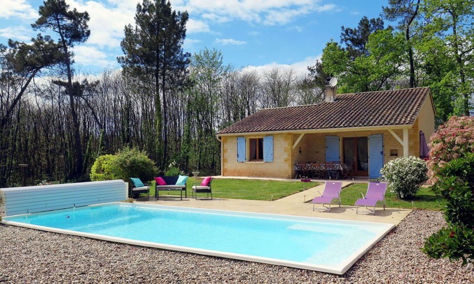 Blanquefort-sur-Briolance Villa | Beautiful private villa with hot tub, private pool, WIFI, TV, terrace, pets allowed and parking