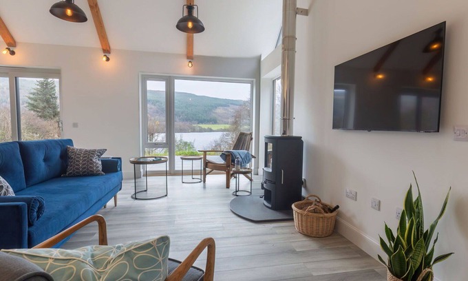 Balnain Villa | Beautiful private villa for 4 people with WIFI, TV, patio, pets allowed, panoramic view and park.