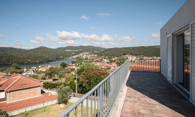 Melres House | Beautiful private villa for 6 guests with WIFI, TV, terrace and parking