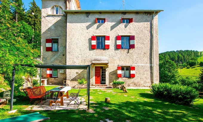 Ala House | Beautiful private villa for 14 people with WIFI, TV, patio, pets allowed and parking