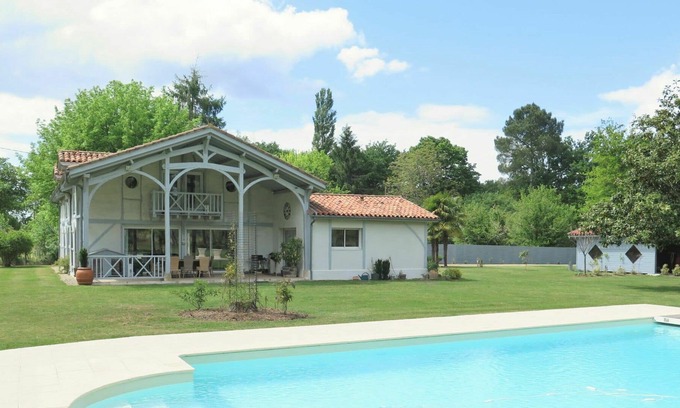 Losse Villa | Beautiful private villa for 6 guests with WIFI, A/C, private pool, TV, terrace and parking