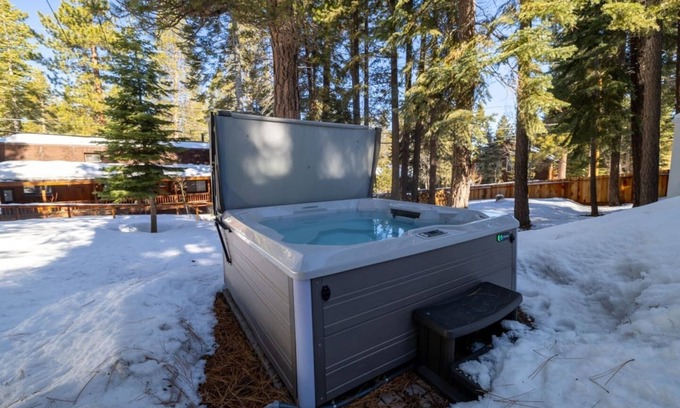 Truckee House | Beautiful Prosser Estates House Hot Tub!
