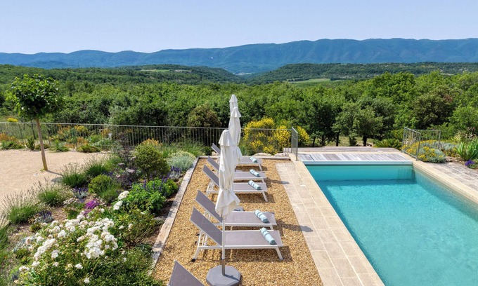 Viens House | Beautiful Provencal Bastide - panoramic view of the Luberon - heated pool