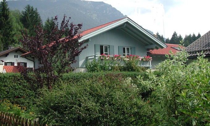 Untergrainau Apartment | Beautiful, quiet 3-room 75 m² apartment, own entrance, small kitchen, balcony. Garden, top location