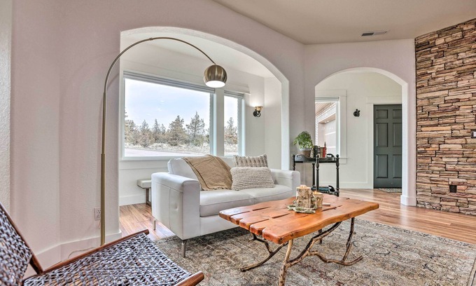 Powell Butte House | Beautiful Ranch Home w/Cascade Mountain View