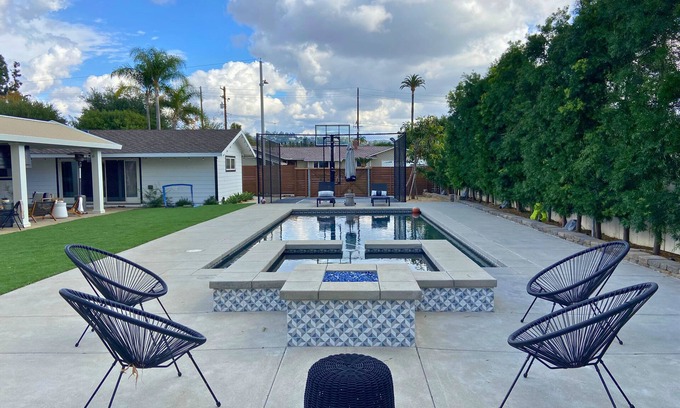 North Tustin House | Beautiful Ranch Style Retreat - Minutes from OC BEACHES/DISNEY