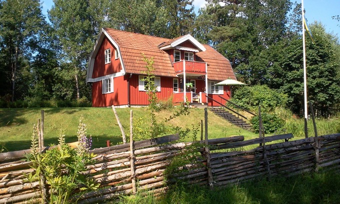Vimmerby Municipality House | Beautiful red Sweden house in the woods with lake but also your location