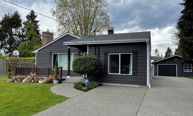 University Place House | Beautiful, relaxing 3-bedroom house with a private large yard