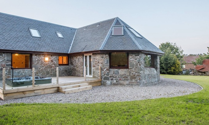 Auchterhouse House | Beautiful relaxing house in fantastic peaceful location near Dundee with hot tub