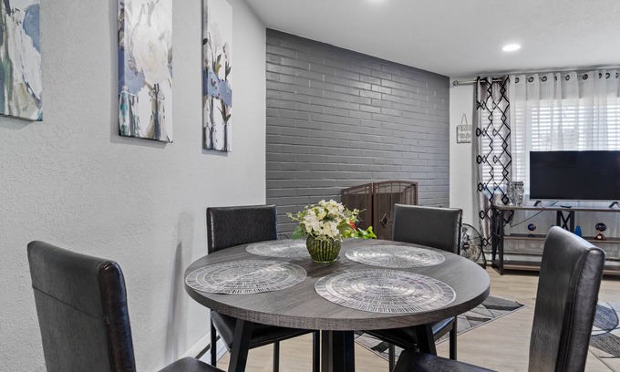 South Westside Apartment | Beautiful remodeled 2 bedroom, walking distance from Downtown with AC