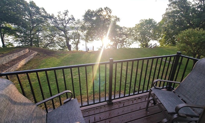 New London House | Beautiful, remodeled home on Lake Andrew. Pontoon Rental Available