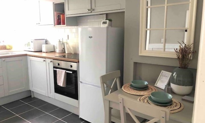 Wigston Cottage | Beautiful, renovated 1 Bedroom Cottage, with private yard. Great location.