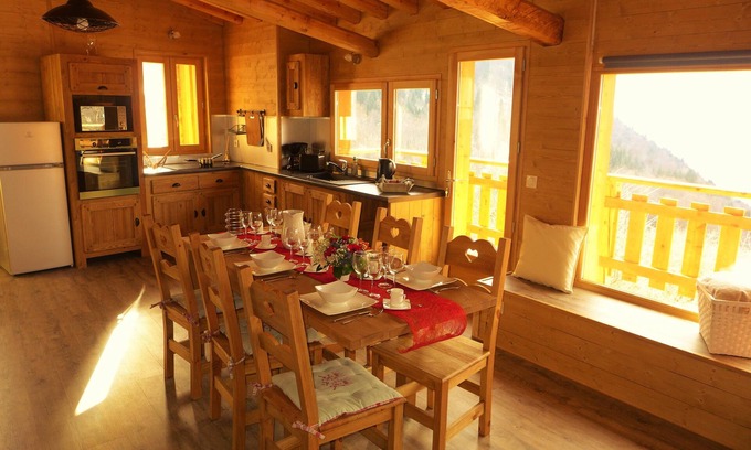 Oz Cottage | beautiful renovated mountain cottage for skiing, cycling, mountain biking, hiking