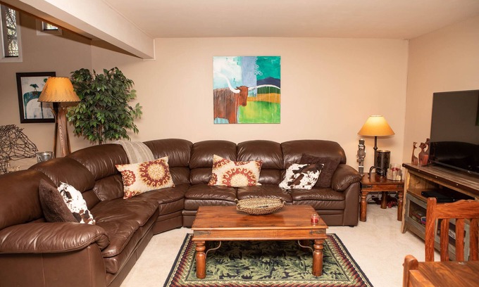 Vail House | Beautiful Renovated Townhome, Free parking, Patio & BBQ