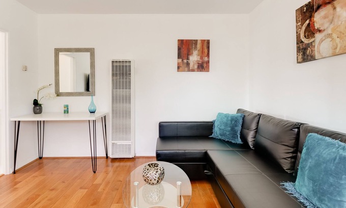 Valley Village Apartment | Beautiful & renovated Garden Apt in Valley Village