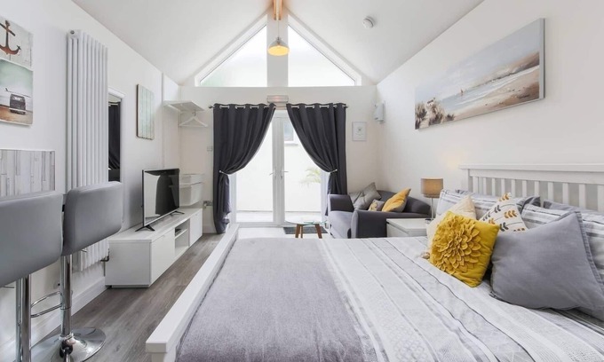 St Austell House | Beautiful Retreat for 2. Near Eden, Heligan & the coast.
