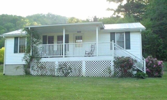 Green Mountain House | Beautiful Retreat (2night min.) - 33 Private Mountain Acres to Hike