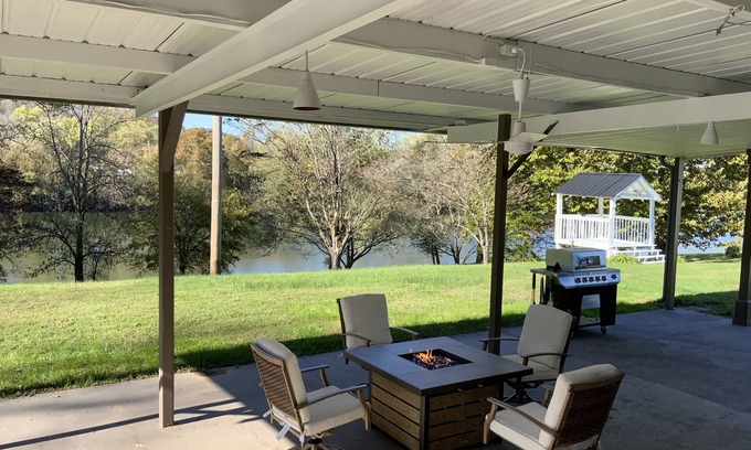 Celina House | Beautiful River front property