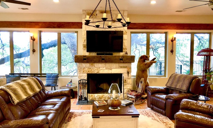 Pedernales Bend House | Beautiful River House-King Bed-Spacious Patio and Hot tub overlooking Lake