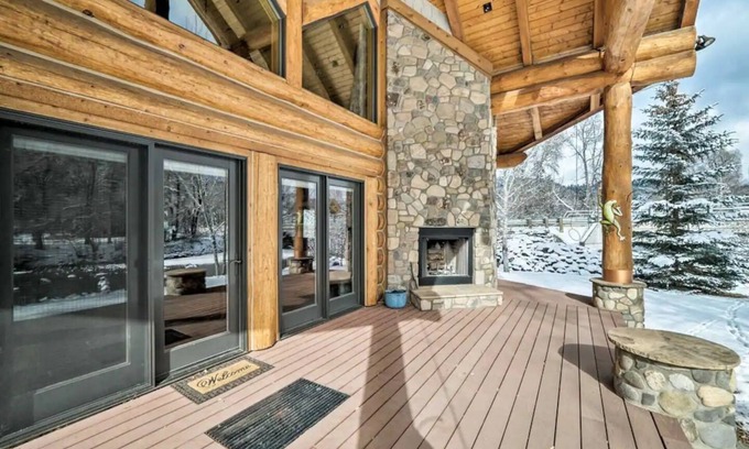 San Juan River Village House | Beautiful Riverfront Log Home With Prvt Hot Tub and Astonishing view, Sleeps 12