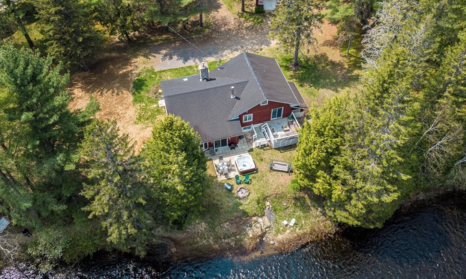 Saint Come Ski Chalet | Beautiful riverside cottage and spa!