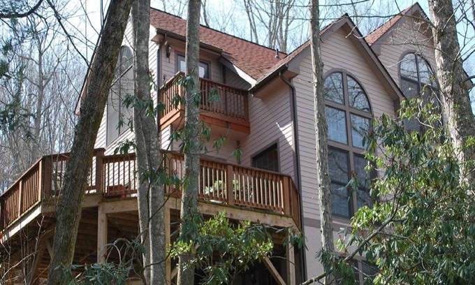 Boone House | Beautiful Riverside Getaway