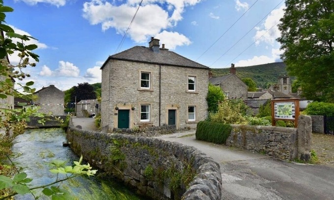 Hope Valley House | Beautiful riverside village cottage in the heart of the Peak District
