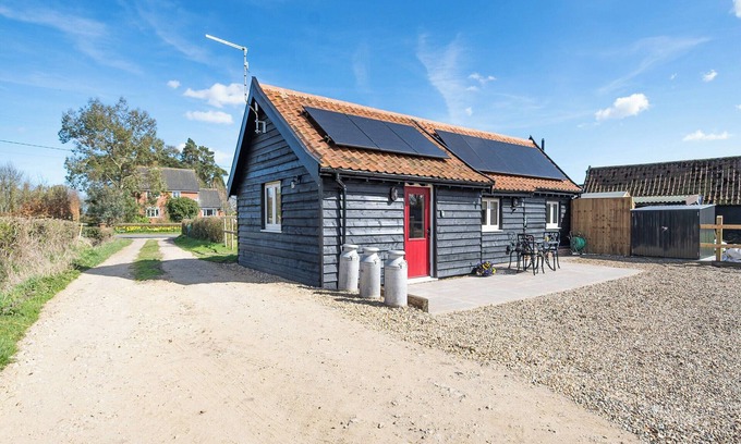 Diss Cottage | Beautiful romantic converted barn located in a quiet setting.
