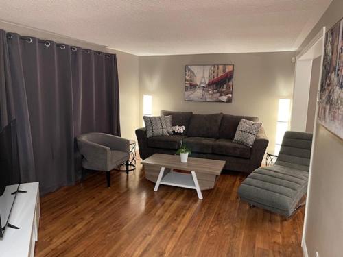Ottawa Division House | Beautiful Room,23