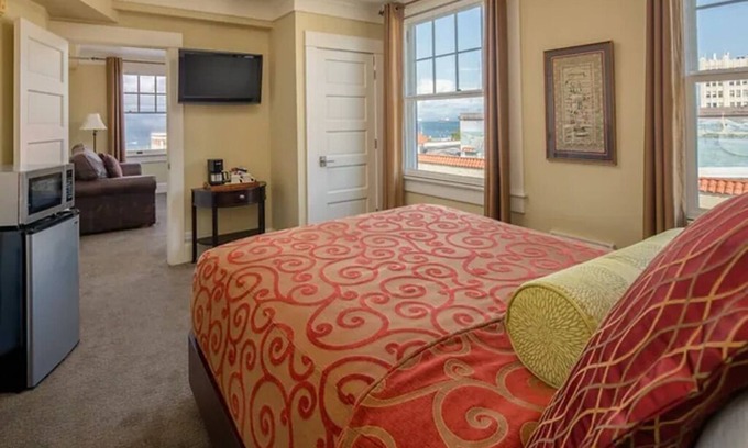 Astoria Hotel | Beautiful Room w/Original Artwork | Perfect for a Relaxing Stay | 2 Suites