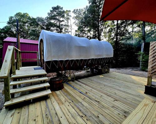 Jefferson House | Beautiful Rustic Wagon with Modern Interior and Outdoor Hot Tub for a Unique Romantic Getaway near Lake O' the Pines, Texas