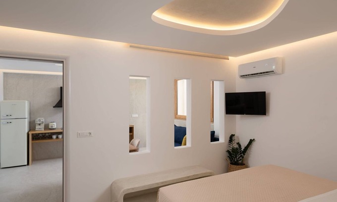 Monolithos Villa | Beautiful Santorini Suite | Luxury Suite with Private Hot Tub | Elia