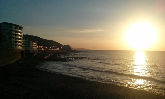 Westleigh Apartment | Beautiful Sea Front North Devon Apartment with 3 large bedrooms. Sleeps 6.